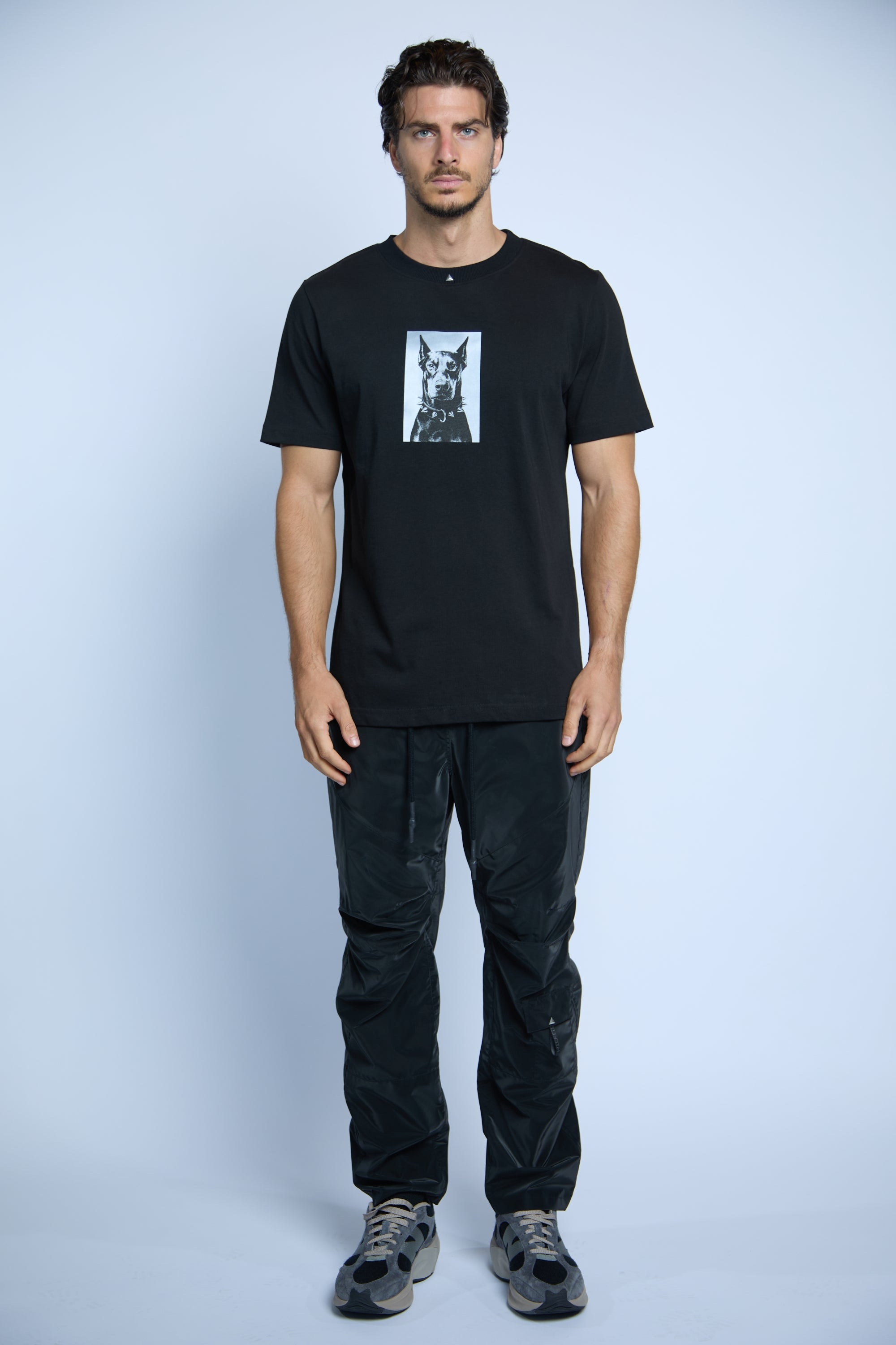 CAMISETA BÁSICA DÓBERMAN NEGRA