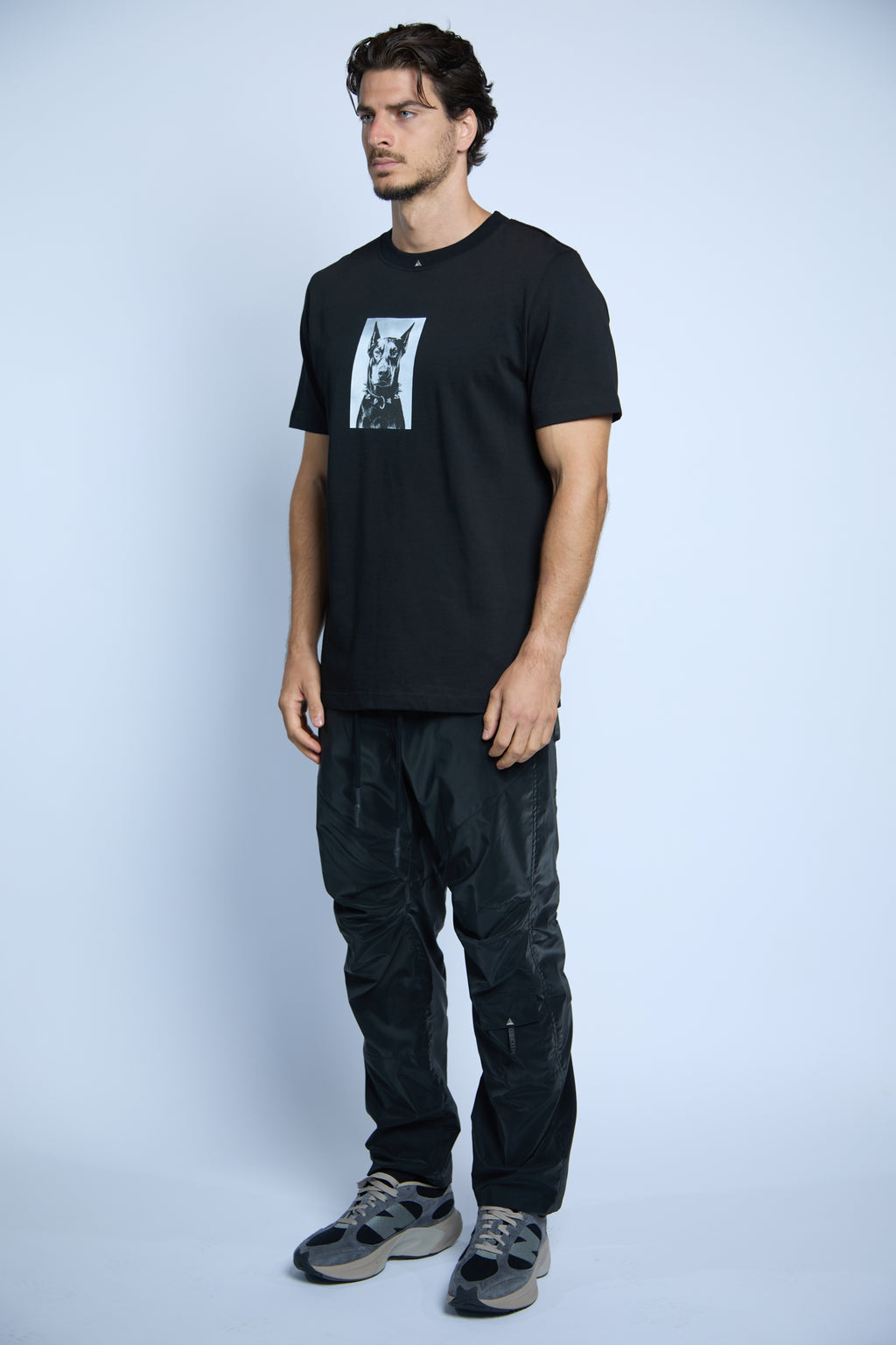 CAMISETA BÁSICA DÓBERMAN NEGRA