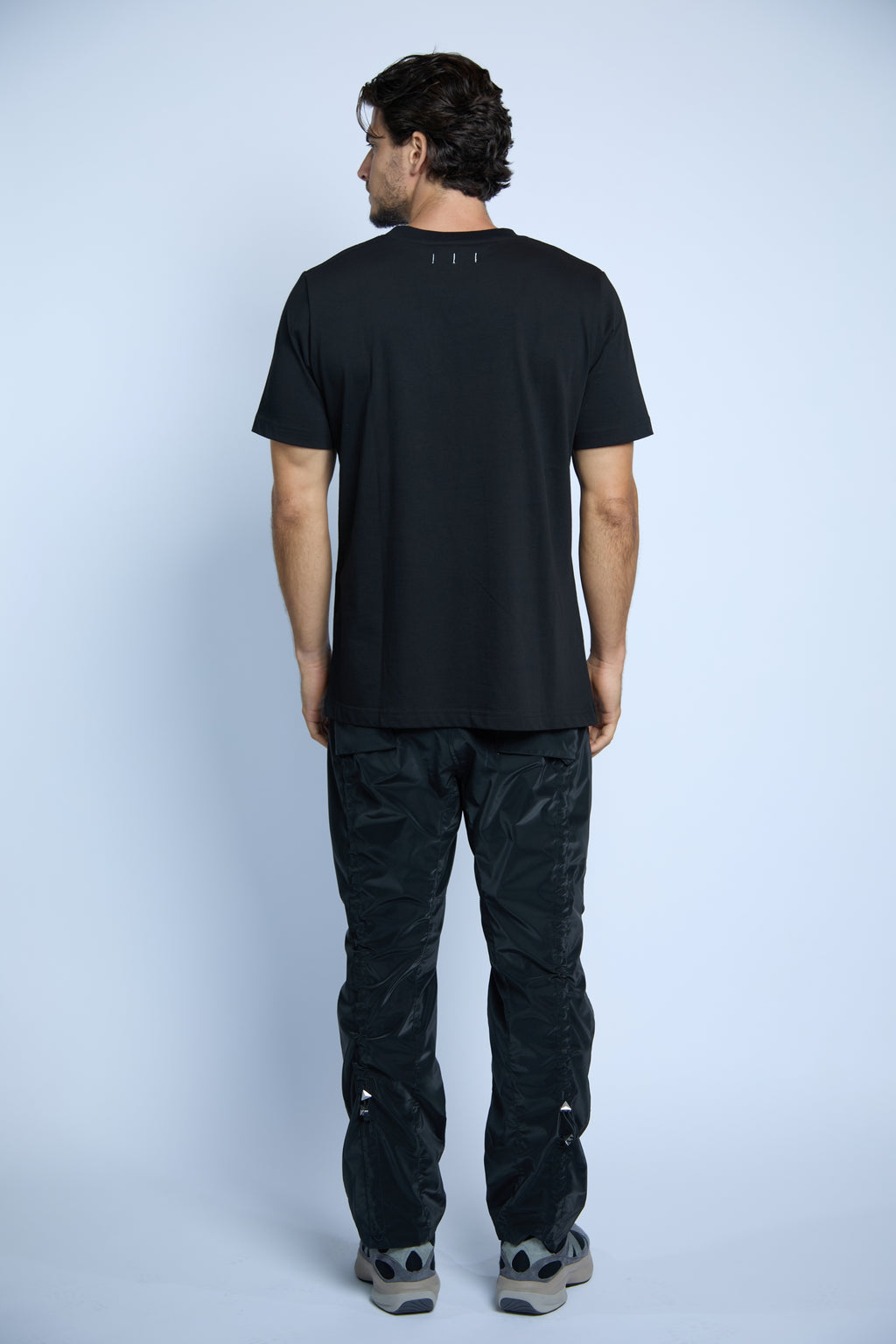 CAMISETA BÁSICA DÓBERMAN NEGRA