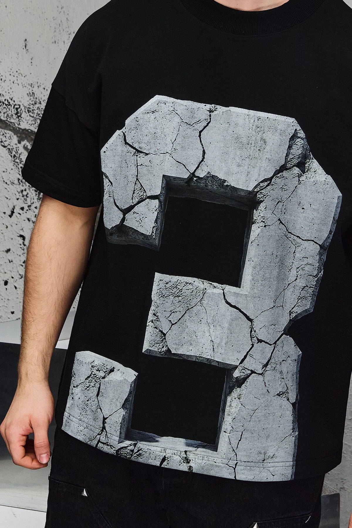33:FRACTURE T-SHIRT BLACK