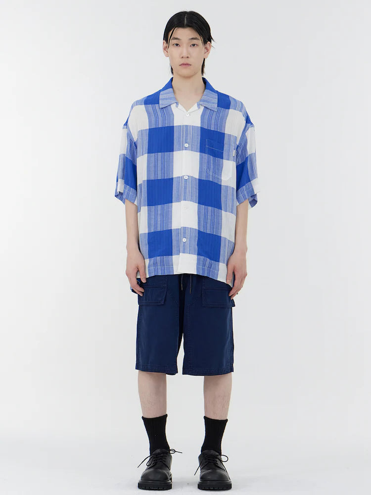 CAMISA DE MANGA CORTA CON CUELLO ABIERTO A CUADROS GRANDES AZULES