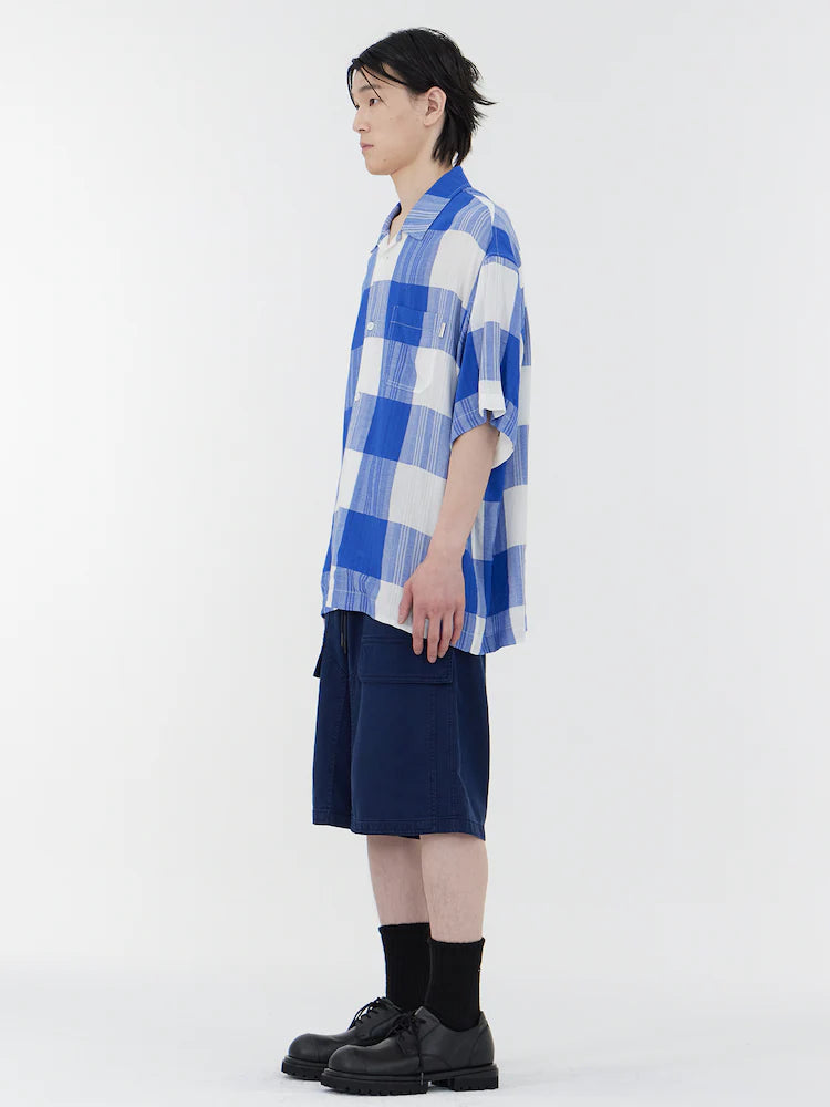 CAMISA DE MANGA CORTA CON CUELLO ABIERTO A CUADROS GRANDES AZULES