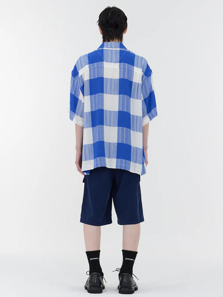 CAMISA DE MANGA CORTA CON CUELLO ABIERTO A CUADROS GRANDES AZULES