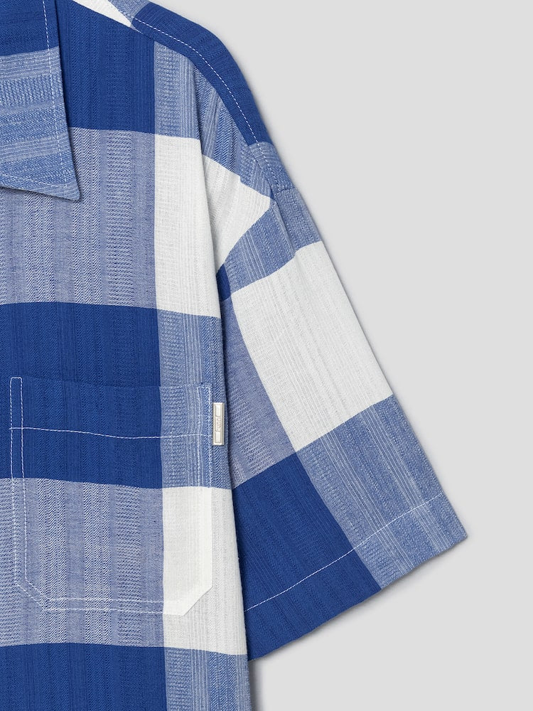 CAMISA DE MANGA CORTA CON CUELLO ABIERTO A CUADROS GRANDES AZULES