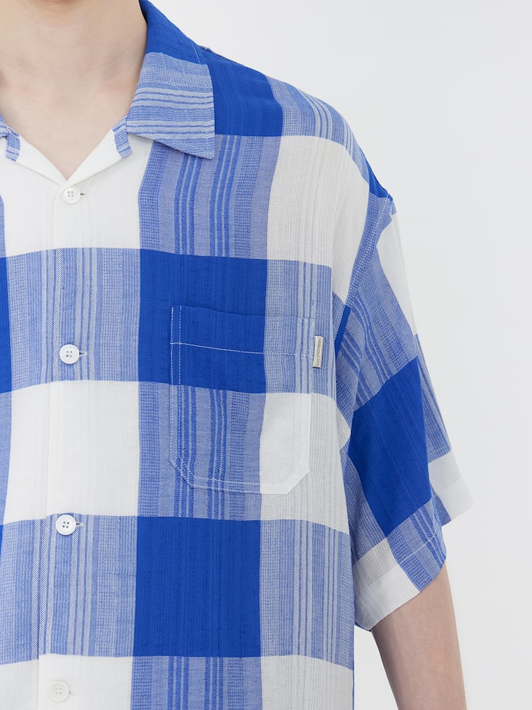 CAMISA DE MANGA CORTA CON CUELLO ABIERTO A CUADROS GRANDES AZULES