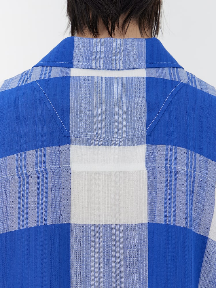 CAMISA DE MANGA CORTA CON CUELLO ABIERTO A CUADROS GRANDES AZULES