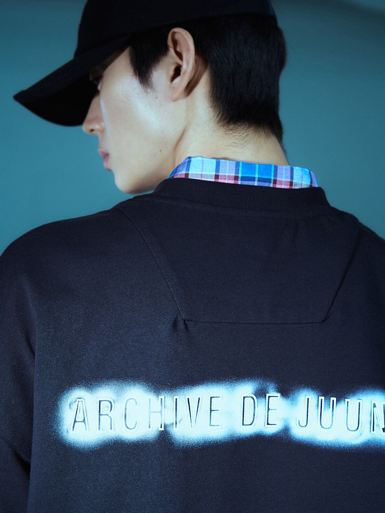 ARCHIVO ESENCIAL DE JUUN.J CAMISETA MANGA CORTA SEMIOVER FIT NEGRA