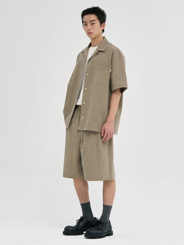 CAMISA BEIGE DE MANGA CORTA CON CUELLO ABIERTO DE LINO CON COSTURA CUADRADA