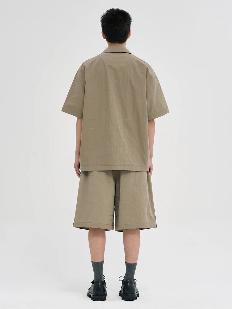 CAMISA BEIGE DE MANGA CORTA CON CUELLO ABIERTO DE LINO CON COSTURA CUADRADA