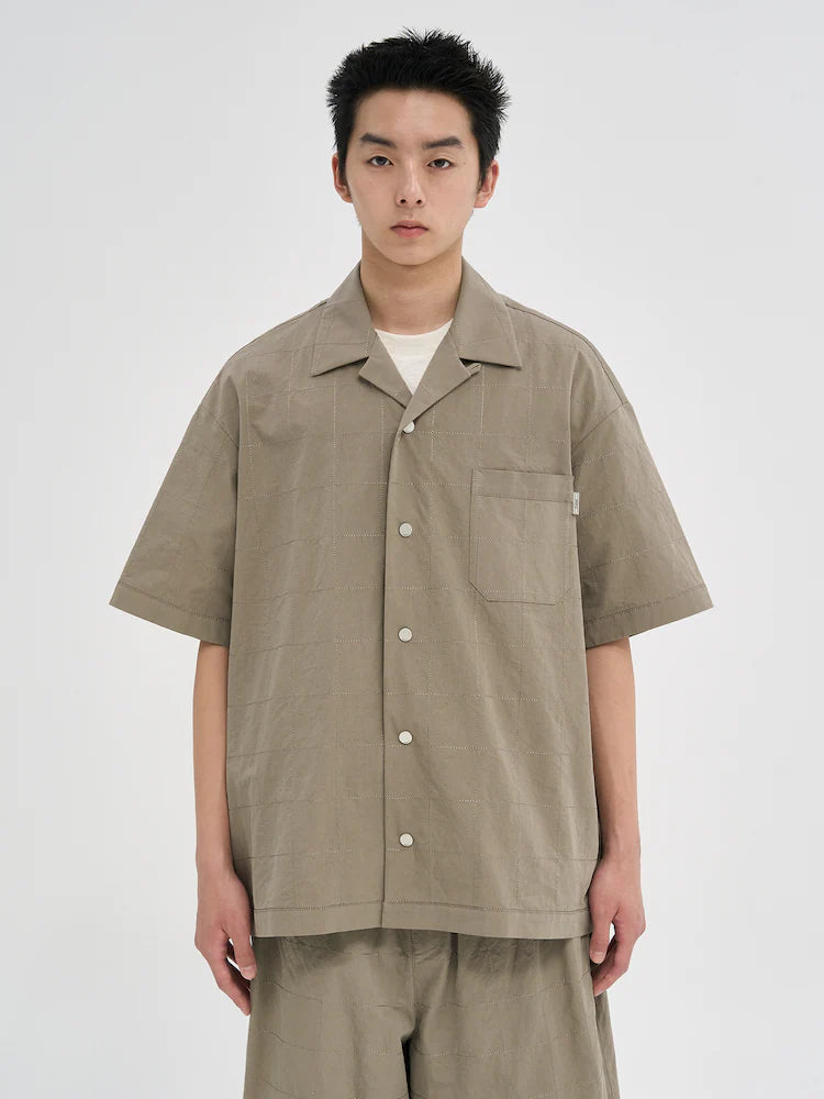 CAMISA BEIGE DE MANGA CORTA CON CUELLO ABIERTO DE LINO CON COSTURA CUADRADA