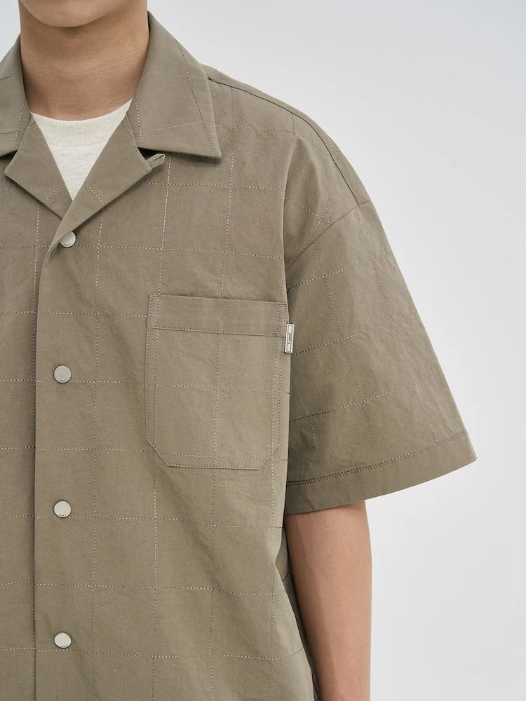 CAMISA BEIGE DE MANGA CORTA CON CUELLO ABIERTO DE LINO CON COSTURA CUADRADA