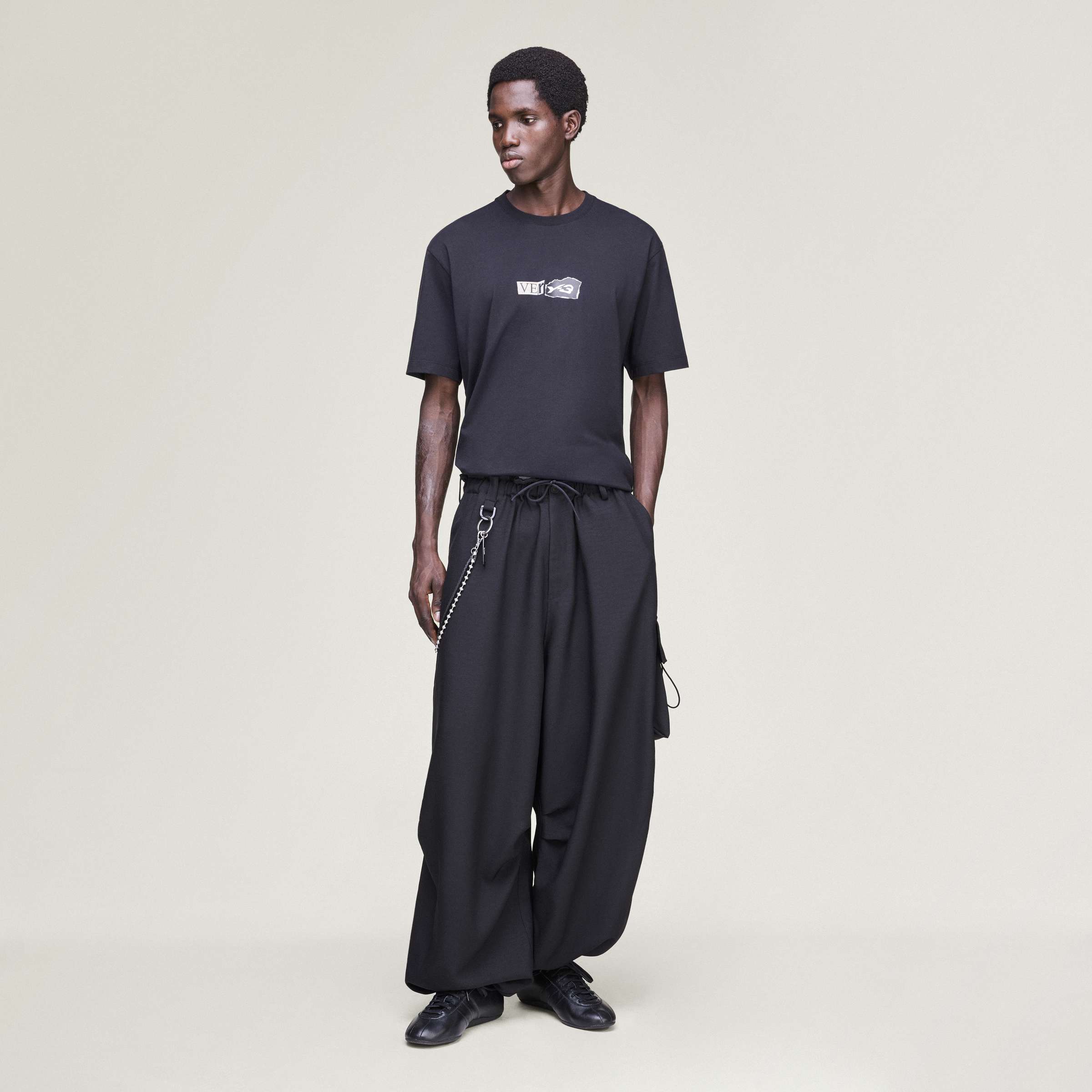 VERY-3 SS TEE BLACK – The Room Concept Store